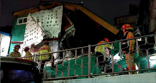 12일 오전 동대문소방서 구조대가 집중호우로 붕괴된 서울 동대문구 전농동 단독주택을 수색하고 있다. /사진제공=동대문소방서