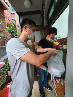 서울 관악구가 실시하는 ‘청년 소셜 다이닝’ 사업에 참여하는 청년들이 직접 만든 음식을 관내 취약계층에 전달하고 있다./사진제공=관악구