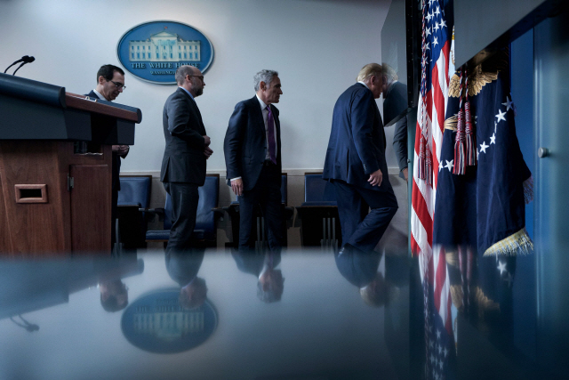 10일(현지시간) 도널드 트럼프(오른쪽 끝) 미국 대통령이 워싱턴DC에서 열린 브리핑 도중 각료들과 함께 퇴장하고 있다./AFP연합뉴스