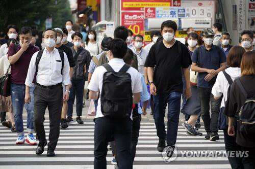 일본 도쿄에서 마스크를 쓴 행인들이 횡단보도를 걷고 있다./EPA연합뉴스