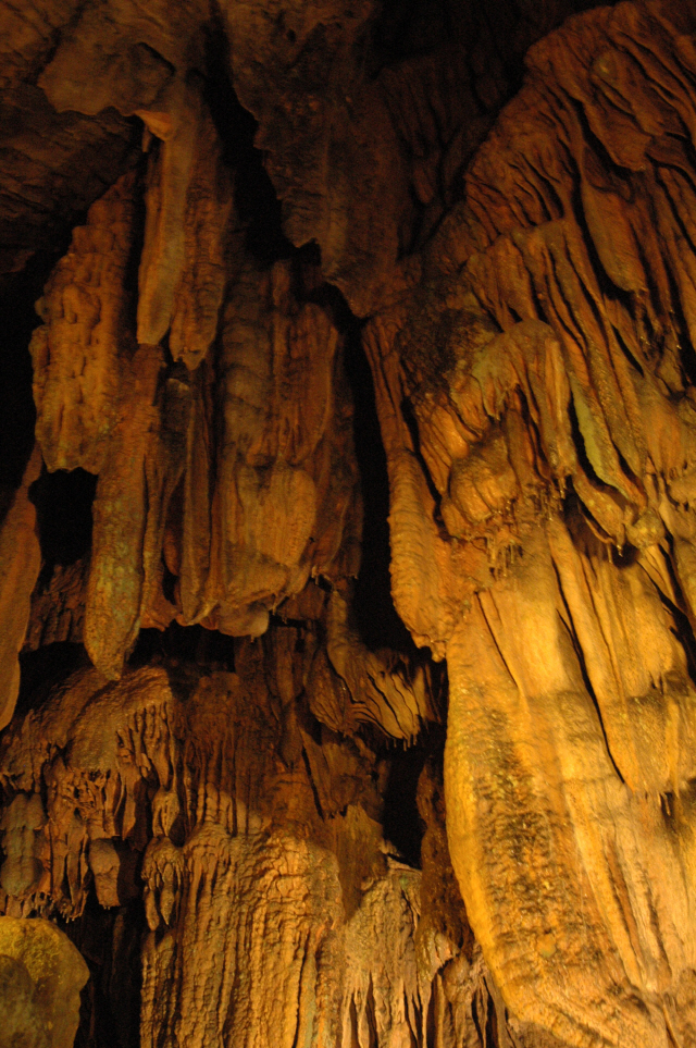 고수동굴과 억겁의 시간이 만들어낸 종유석들은 지금 이 순간에도 조금씩 생성되고 있다.