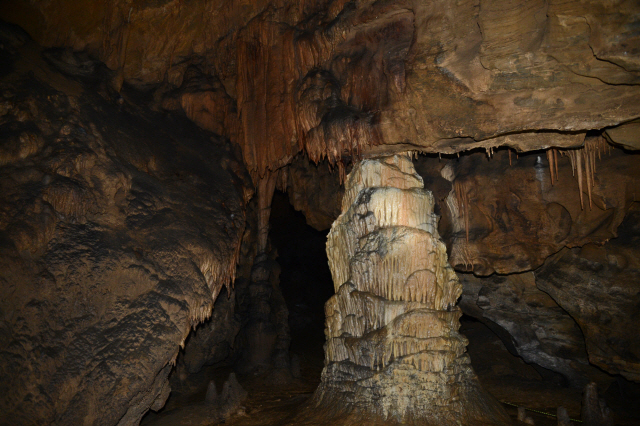 백룡동굴은 원시 상태의 모습을 그대로 볼 수 있도록 일체의 조명을 설치하지 않았다. 오로지 헬맷에 부착된 헤드랜턴 하나에 의존해 동굴을 탐방해야 한다.