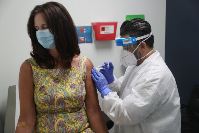 지난 7일(현지시간) 미국 플로리다에서 코로나19 백신 임상시험에 참가한 한 여성이 백신을 맞고 있다. /AFP연합뉴스