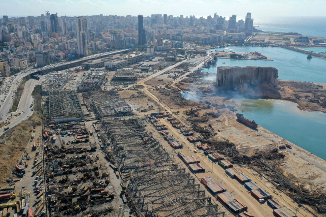 레바논 베이루트 항구에서 발생한 대형 폭발로 큰 피해를 입은 곡물 사일로(가운데)와 주변 지역을 사고 발생 이튿날인 5일(현지시간) 촬영한 항공 사진. /AFP연합뉴스