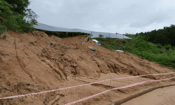 지난 10일 충북 제천시 대랑동 산자락에 들어선 태양광시설의 지반이 폭우 영향으로 무너지면서 시설이 토사물과 쓸려 내려가 있다./제천=조권형기자