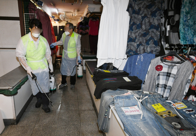 10일 오전 상인 7명이 신종 코로나바이러스 감염증(코로나19) 감염된 것으로 확인된 서울 중구 남대문시장 케네디상가에서 관계자들이 방역작업을 하고 있다./권욱기자