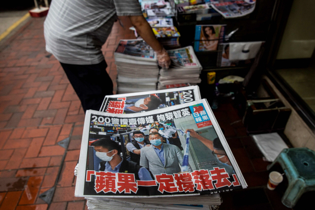 사주가 체포된 홍콩 빈과일보가 11일자 1면에 ‘빈과(빈과일보)는 계속 싸울 것’이라는 제목의 기사를 실었다. /AFP연합뉴스