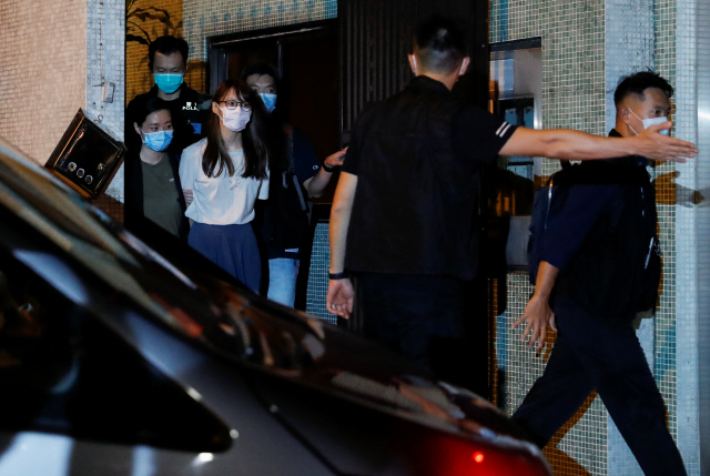 10일(현지시간) 홍콩 경찰이 홍콩보안법 위반 혐의로 홍콩 민주화시위 ‘우산혁명’의 주역인 아그네스 차우를  체포하고 있다.   /로이터연합뉴스