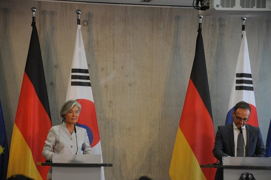 강경화 외교부 장관과 하이코 마스 독일 외교부 장관이 10일(현지시간) 독일 베를린에서 열린 ‘제2차 한독 외교장관 전략대화’가 끝난 뒤 기자회견을 하고 있다./사진제공=외교부