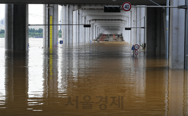 중부지방에 49일간 장마가 계속되며 역대 최장 장마로 기록된 11일 서울 잠수교가 강물에 잠겨 있다. 중부지방에 장마 기간이 가장 길었던 해는 2013년 49일이며, 올해는 사상 처음으로 50일 넘는 장마로 기록될 가능성이 크다./오승현기자 2020.08.11