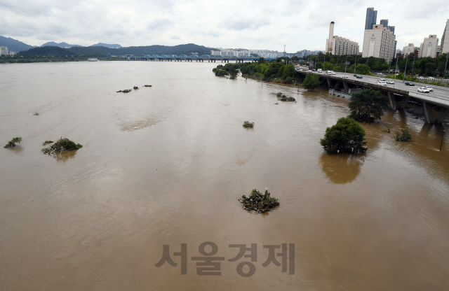 중부지방에 49일간 장마가 계속되며 역대 최장 장마로 기록된 11일 서울 반포대교 북단 산책로와 체육시설 등이 강물에 잠겨 있다. 중부지방에 장마 기간이 가장 길었던 해는 2013년 49일이며, 올해는 사상 처음으로 50일 넘는 장마로 기록될 가능성이 크다./오승현기자 2020.08.11