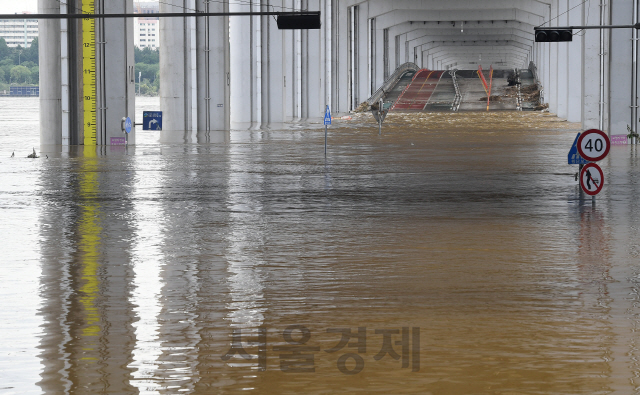 중부지방에 49일간 장마가 계속되며 역대 최장 장마로 기록된 11일 서울 잠수교가 강물에 잠겨 있다. 중부지방에 장마 기간이 가장 길었던 해는 2013년 49일이며, 올해는 사상 처음으로 50일 넘는 장마로 기록될 가능성이 크다./오승현기자 2020.08.11