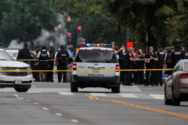 10일(현지시간) 미국 워싱턴 백악관 인근의 총격 현장을 경찰이 둘러보고 있다. /로이터연합뉴스
