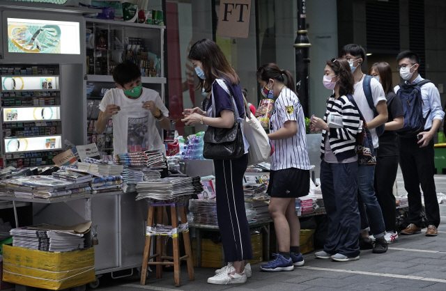 '홍콩 시민의 힘'…5배 발행 빈과일보 다 팔리고 주가 10배 폭등