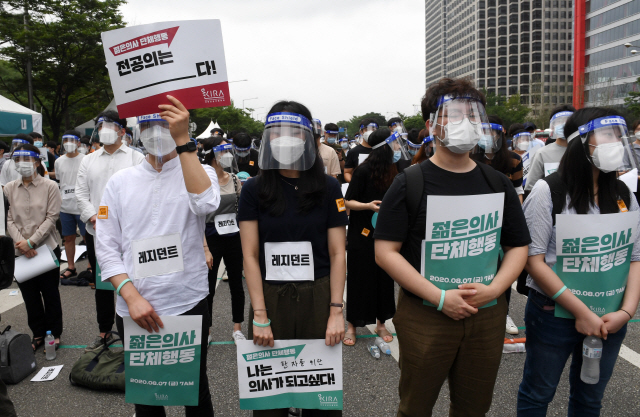 의과대학 정원 확대 등에 반대하는 전공의들이 7일 서울 여의도에서 집단휴진 집회를 갖고 있다./성형주기자