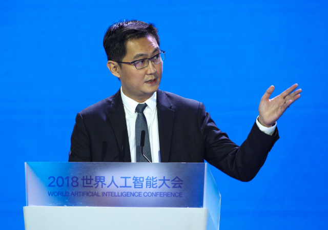 텐센트의 마화텅 회장이 지난 2018년 상하이에서 열린 세계인공지능컨퍼런스에서 강연하고 있다. /AFP연합뉴스