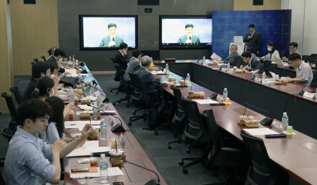 한국개발연구원(KDI)이 11일 세종시 본원에서 개최한 경제협력개발기구(OECD) 한국 담당자들과의 국내 정책 당국자들과의 화상 회의에서 관계자들이 대화를 하고 있다./사진제공=KDI