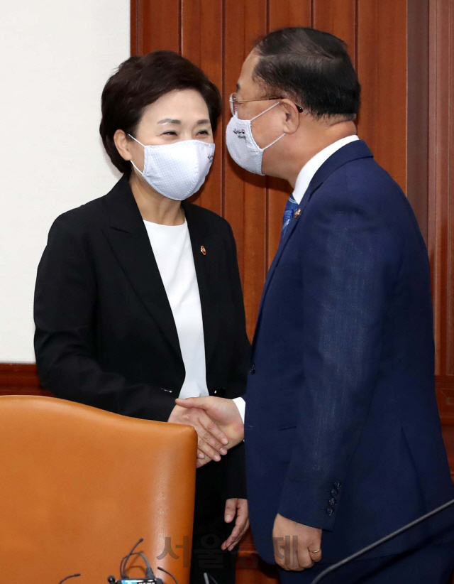 밝은 표정으로 인사하는 홍남기-김현미
