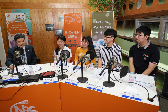 한국연구재단 김희수(사진 왼쪽에서 첫번째) 생명과학단장이 12일 열린 제3회 이동과학교실에 멘토링 강연을 하고 있다. 사진제공=한국연구재단