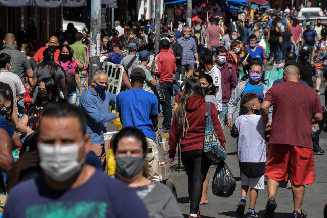 지난 4일(현지시간) 브라질 상파울루의 한 번화가가 마스크를 착용한 행인들로 가득 차 있다./AFP연합뉴스