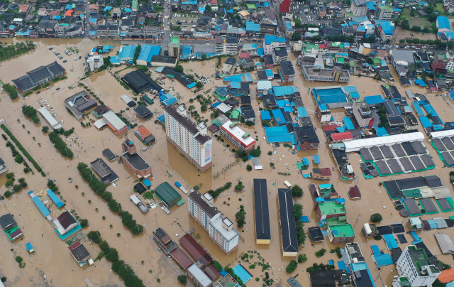 지난 8일 전남 구례군 구례읍 주택가가 폭우로 침수돼 있다./전남=연합뉴스