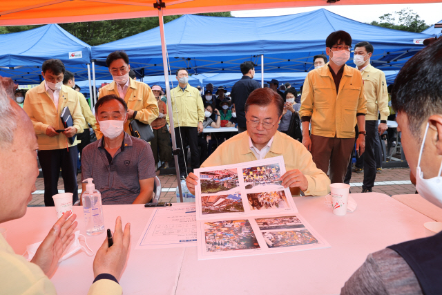 문재인 대통령이 12일 오후 경남 하동군 화개면 화개장터를 방문, 집중호우 피해 관련 보고를 받고 있다./연합뉴스
