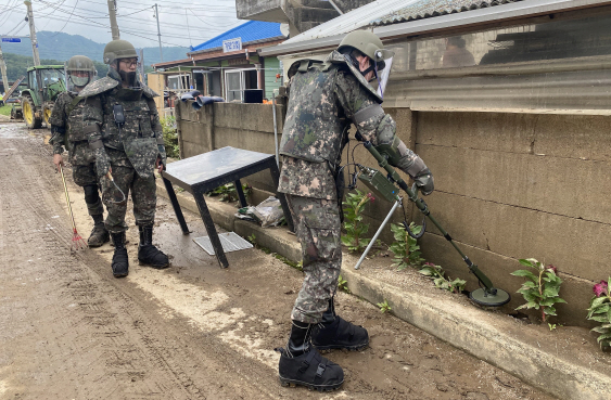 지난 7일 강원 철원군 민통선 내 수해 피해 마을에서 육군 5공병여단 장병들이 주민들의 안전을 위해 빗물에 쓸려 내려왔을 가능성이 있는 지뢰를 찾고 있다.    /사진제공=육군 5군단