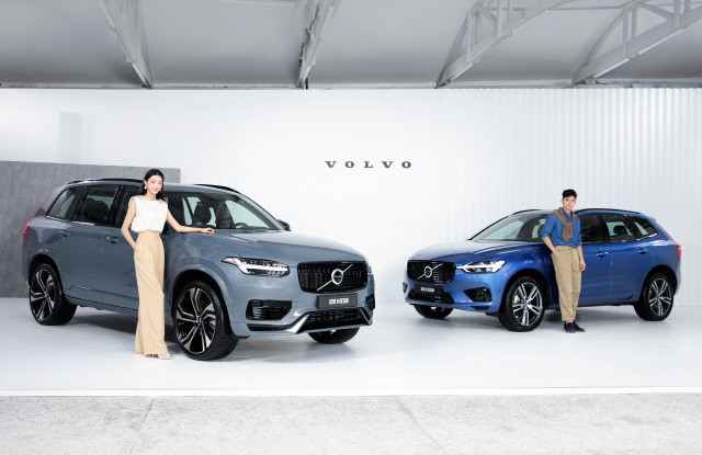 모델들이 XC90과 XC60 앞에서 포즈를 취하고 있다. 왼쪽부터 XC90, XC60. /사진제공=볼보