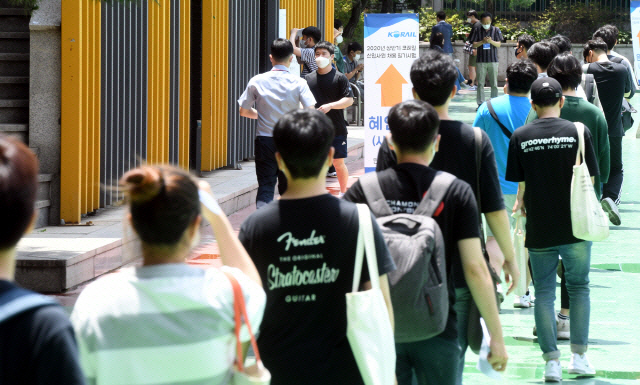 지난 6월 서울 성북구의 한 대학에 마련된 코레일 상반기 신입사원 채용 필기시험 고사장에 응시생들이 입실하고 있다./성형주기자