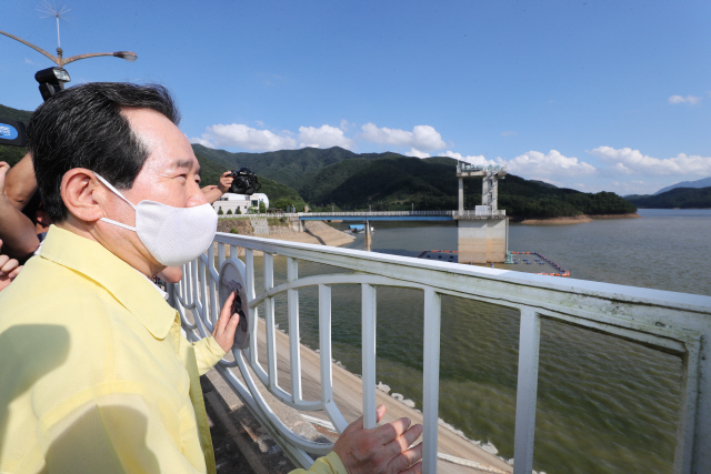 정세균 국무총리가 13일 전북 진안 용담댐을 방문해 저수된 물을 바라보고 있다. /연합뉴스