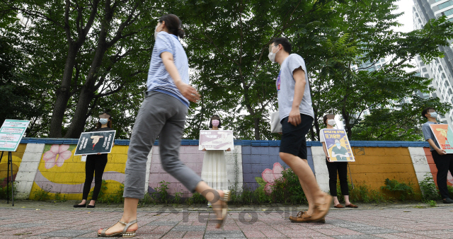 대한의사협회가 주도하는 전국 의사 총파업을 하루 앞둔 13일 오전 서울 동작구 흑석역 앞에서 중앙대학교 의과대학 학생들이 의대 정원증가 및 공공의대 설립 등을 반대하는 내용의 피켓을 들고 침묵 시위를 하고 있다./오승현기자 2020.08.13