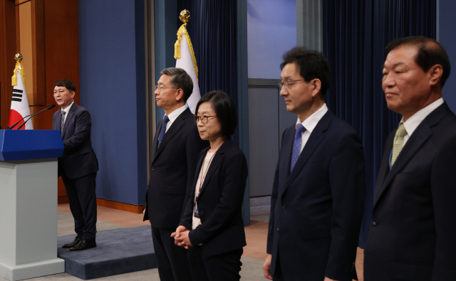 최재성(왼쪽) 정무수석이 13일 춘추관 대브리핑룸에서 인사말을 하고 있다. 김종호(왼쪽 두번째부터) 민정수석, 김제남 시민사회수석, 윤창렬 사회수석, 정만호 국민소통수석./연합뉴스