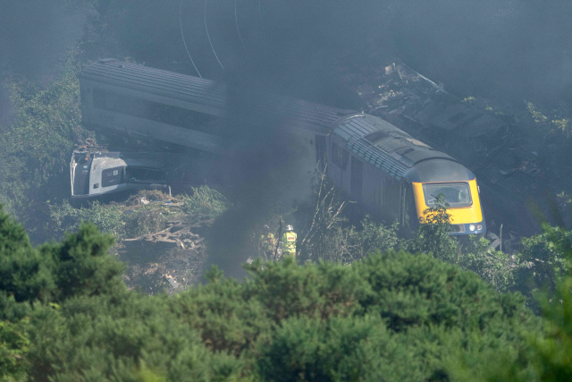 [사진] 英서 열차탈선 사고…9명 사상