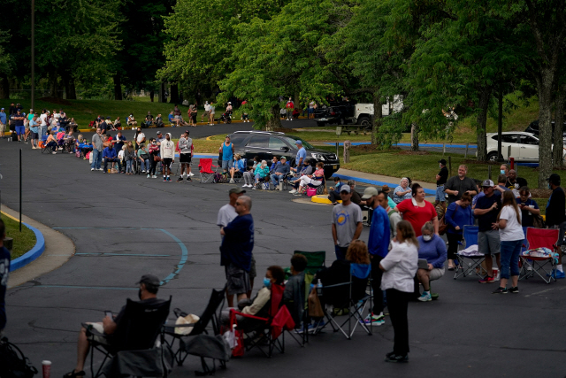 지난 6월 18일(현지시간) 미국 켄터키주의 일자리센터 앞에 구직 상담을 기다리는 사람들이 줄을 지어 서있다./로이터연합뉴스