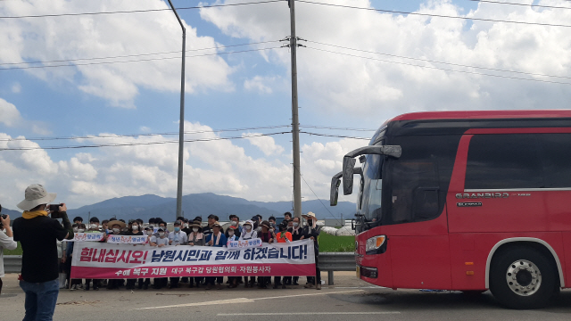 13일 전북 남원시 금지면 용전마을을 방문한 대구 북구갑 자원봉사자들이 단체 사진을 찍고 있다. /김혜린기자