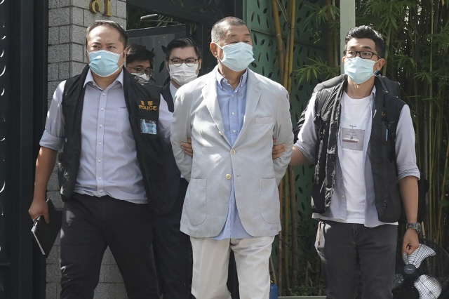 지난 10일 아침 자택에서 체포된 지미 라이 빈과일보 사주의 모습. 그는 12일 보석으로 일단 풀려났지만 여파로 홍콩 증시가 크게 출렁거리고 있다. /AP연합뉴스
