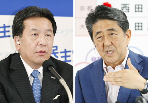 에다노 유키오(왼쪽) 일본 입헌민주당 대표와 집권 자민당 총재인 아베 신조 일본 총리 /교도연합뉴스