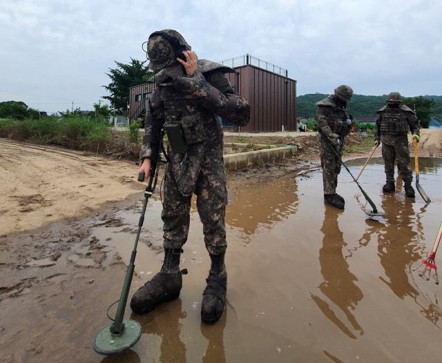 지난 7일 강원도 철원군 민통선 내 수해 피해 마을에서 육군 5공병여단 장병들이 폭우에 쓸려 온 지뢰가 있는지 탐색을 하고 있다.     /사진제공=육군