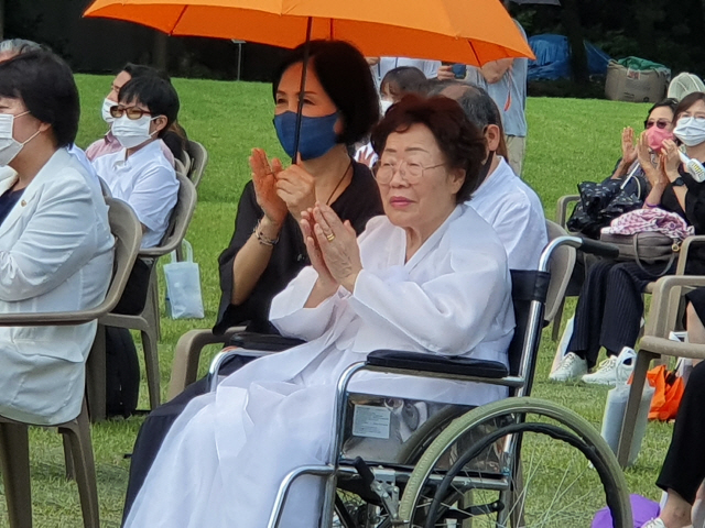 일본군 위안부 피해자인 이용수 할머니가 14일 오전 충남 천안 국립망향의동산에서 열린 ‘일본군 위안부 피해자 기림의 날’ 행사에 참석해 박수를 치고 있다./천안=연합뉴스