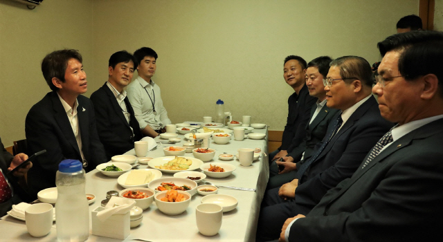 이인영(왼쪽) 통일부 장관과 종교단체 대표 등이 식사를 나누는 모습. /사진제공=통일부