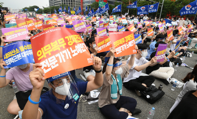 대한의사협회 주도로 전국 의사들이 총파업을 강행한 14일 오후 서울 여의도공원 앞에서 파업에 동참한 개원의, 전공의 등이 정부의 의대 정원 확대, 공공 의대 신설, 첩약 급여화, 원격 의료 도입 등에 반대하는 '4대악 의료정책 저지를 위한 전국의사총파업 궐기대회'를 갖고 있다./오승현기자 2020.08.14