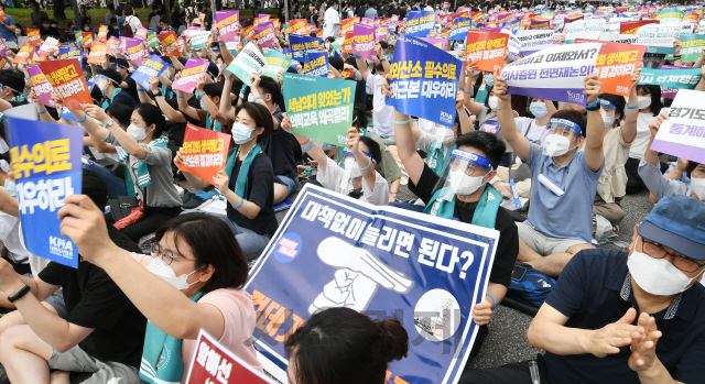 대한의사협회 주도로 전국 의사들이 총파업을 강행한 14일 오후 서울 여의도공원 앞에서 파업에 동참한 개원의, 전공의 등이 정부의 의대 정원 확대, 공공 의대 신설, 첩약 급여화, 원격 의료 도입 등에 반대하는 '4대악 의료정책 저지를 위한 전국의사총파업 궐기대회'를 갖고 있다./오승현기자 2020.08.14