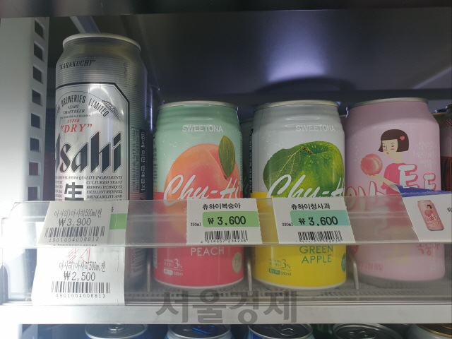 13일 오후 방문한 서울 성동구의 한 편의점 내 맥주 판매대. 한 일본 맥주를 할인 판매하고 있었다./허진기자
