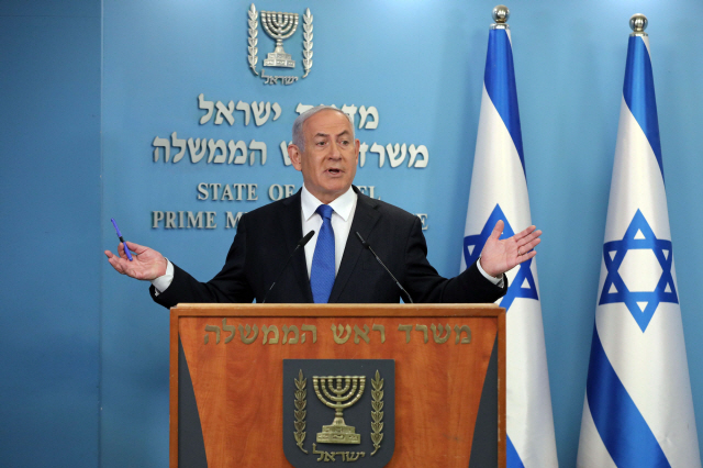 13일(현지시간) 이스라엘 예루살렘에서 베냐민 네타냐후 이스라엘 총리가 이스라엘과 UAE 간 관계 정상화 합의에 대해 설명하기 위해 기자회견을 하고 있다. /AFP연합뉴스