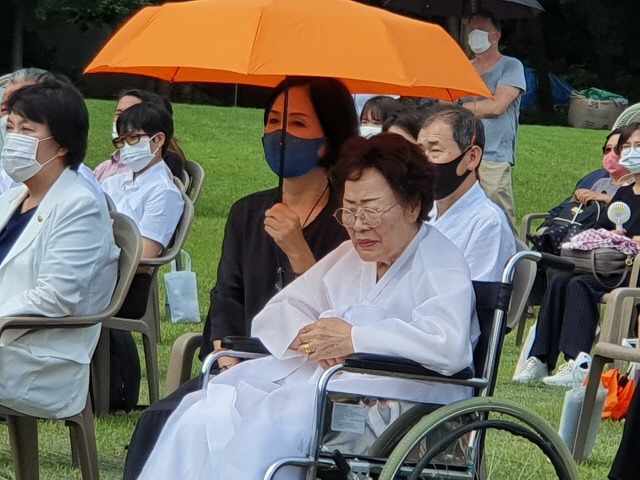 14일 오전 충남 천안 국립 망향의 동산에서 열린 ‘일본군 위안부 피해자 기림의 날’ 행사에 참석한 이용수 할머니. 이번 행사는 정부가 75주년 광복절을 앞두고 처음으로 주관했다. /연합뉴스