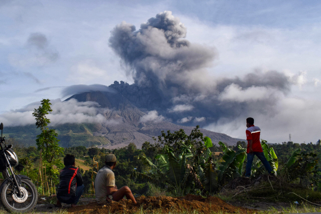 [사진] 인도네시아 시나붕 화산 또 분화…'대폭발' 있을까