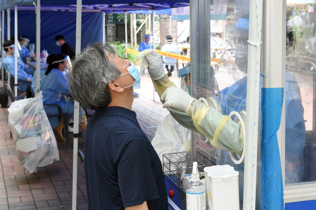 [사진]코로나 검사받는 통일시장 상인들