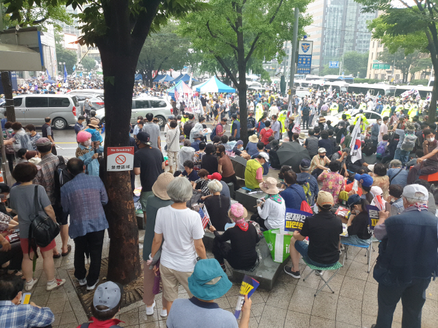 15일 서울 종로구 동화면세점 일대에 수천명의 집회 참가자들이 모여있다./허진 기자