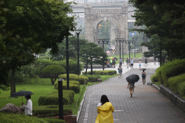 광복절 75주년을 맞아 15일 오전 시민들이 서울 서대문 독립공원을 찾고 있다./연합뉴스