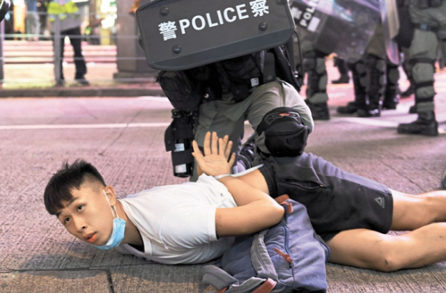 홍콩 국가보안법 시행 이틀째인 지난달 1일 홍콩 경찰이 홍콩보안법 반대 시위에 참가한 시민을 제압하고 있다. /EPA연합뉴스